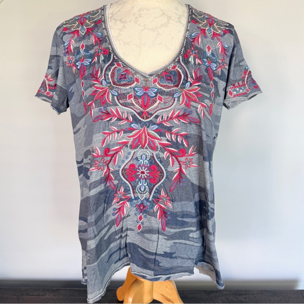 Johnny Was Camo Embroidered Floral V-Neck Short Sleeve Top Womenâs XS